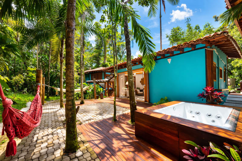 Arquitetura contemporânea em meio ao bosque preservado