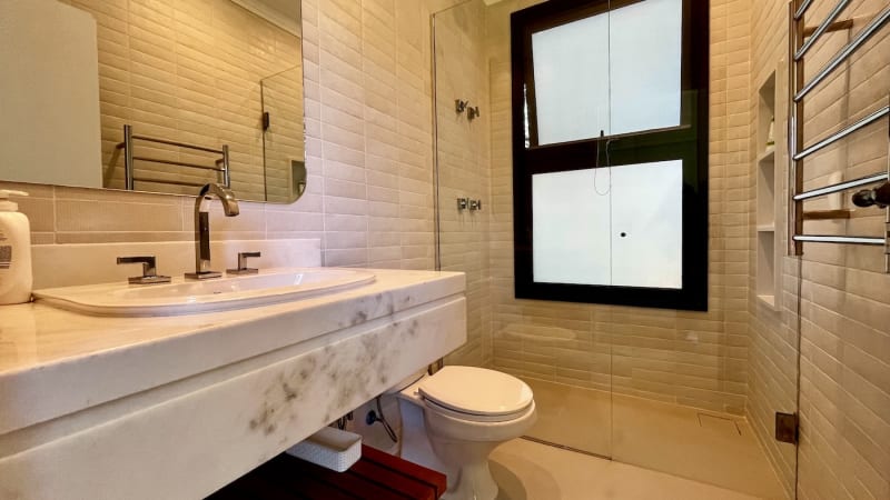 Casa automatizada e renovada a 450 metros da praia no Condomínio Iporanga — foto 2