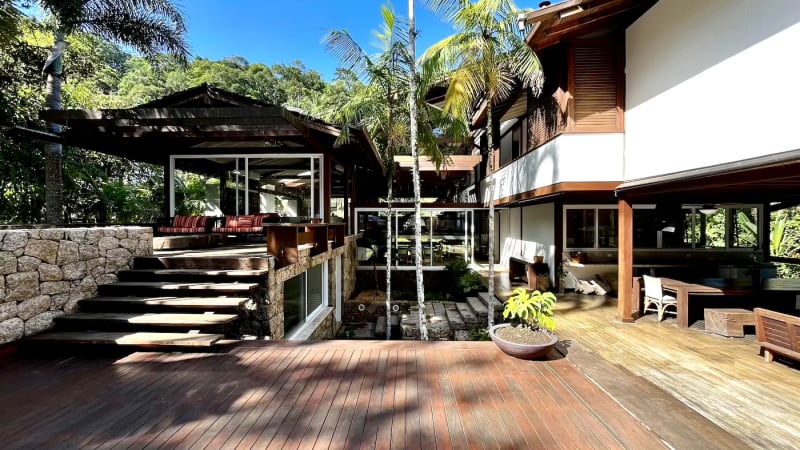 Arquitetura em madeira integrada ao jardim tropical