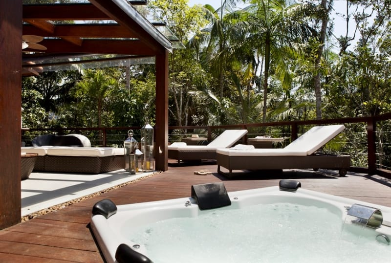 Spa integrado ao deck com espreguiçadeiras e pergolado