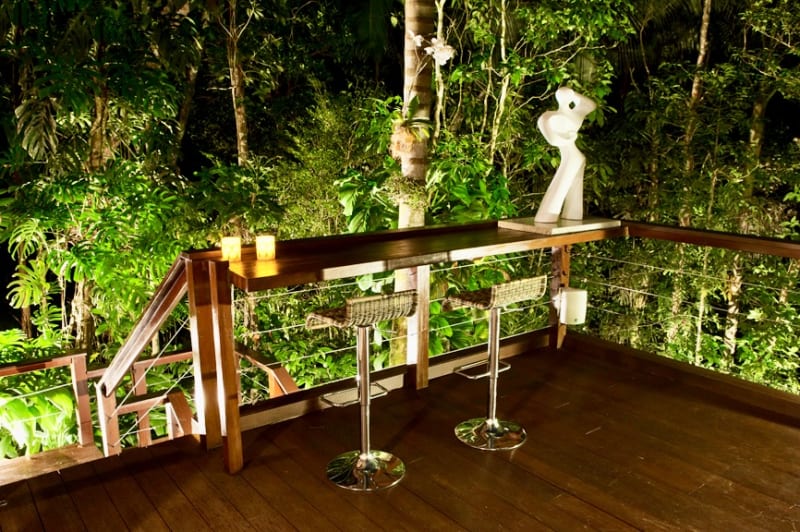 Deck em madeira integrado ao jardim tropical