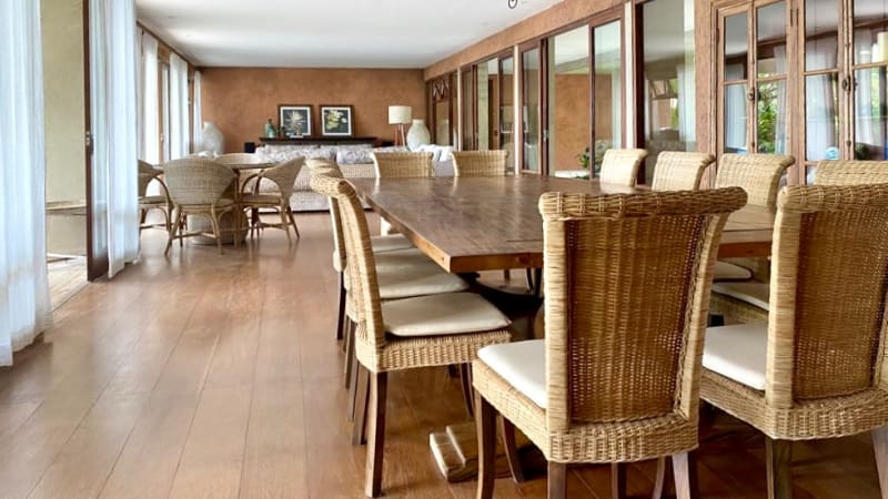 Sala de jantar e estar integradas com luz natural