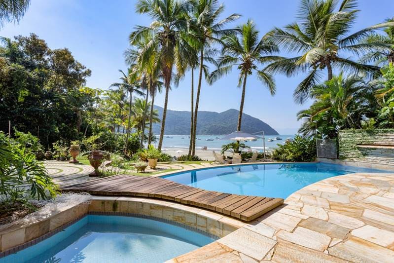 Piscina e spa integrados com vista para o mar