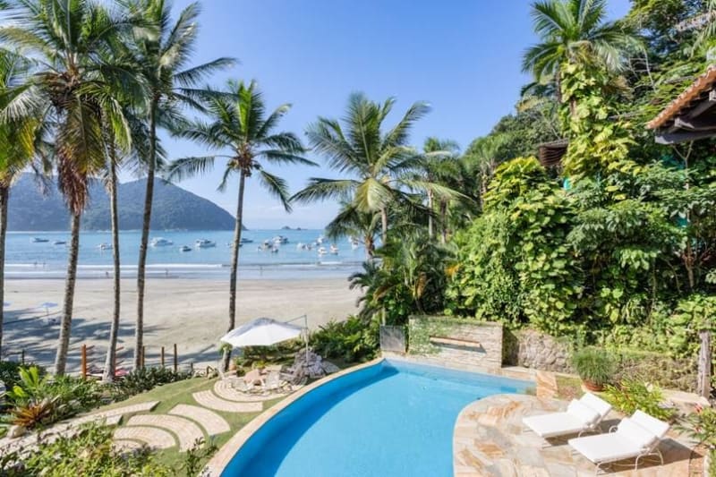 Piscina com vista para o mar e coqueiros