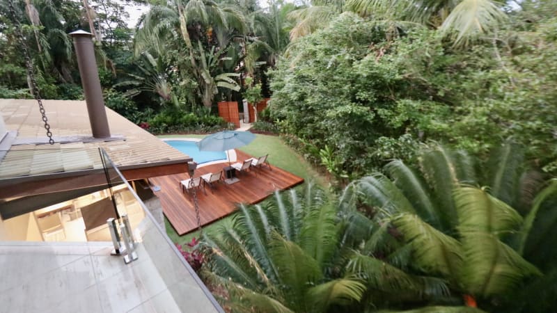 Vista aérea da área externa com piscina e deck