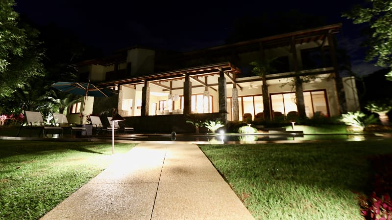 Fachada posterior iluminada ao anoitecer