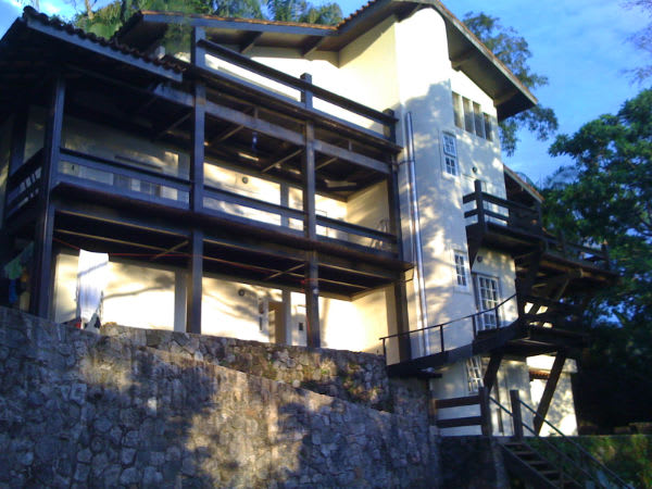 Fachada posterior com varandas e estrutura em madeira