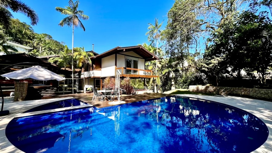 Casa para locação de temporada no Condomínio Iporanga – na quadra da praia com acesso exclusivo