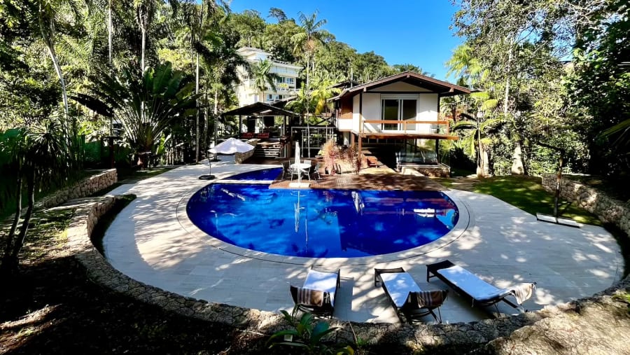 Casa para locação de temporada no Condomínio Iporanga – na quadra da praia com acesso exclusivo