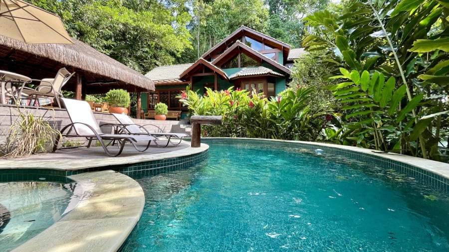 Casa rústica e charmosa à venda no Condomínio São Pedro, Guarujá – 5 suítes e deck entre a mata por R$ 7.500.000
