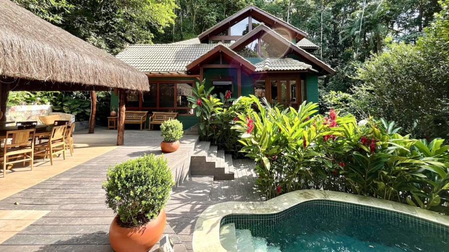 Casa rústica e charmosa à venda no Condomínio São Pedro, Guarujá – 5 suítes e deck entre a mata por R$ 7.500.000