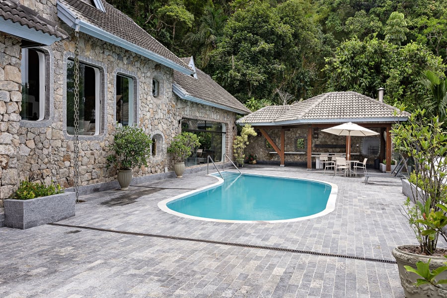 Casa à Venda no Condomínio São Pedro – Arquitetura em Pedra, Vista Mar e a Poucos Passos da Praia