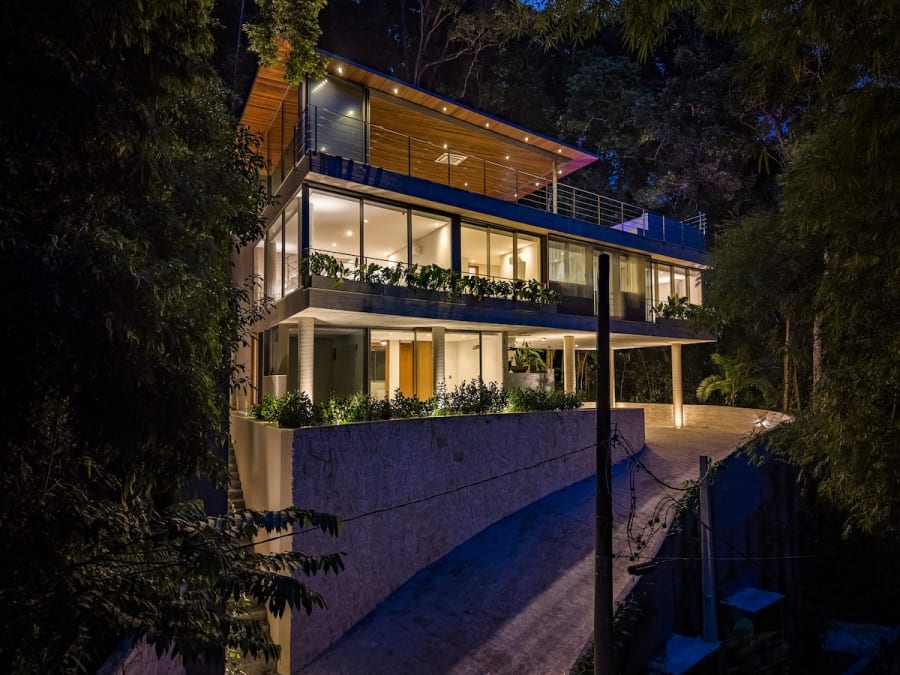 Casa à Venda no Condomínio Tijucopava – Vista para o Mar na Praia de São Pedro, Guarujá