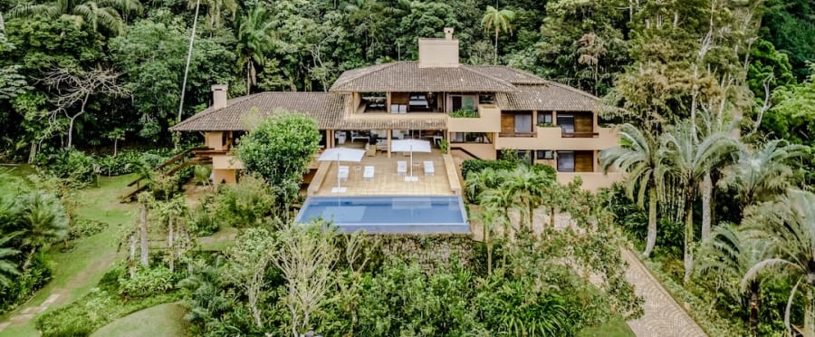 Casa de Luxo à Venda no Condomínio São Pedro com Vista para o Mar, Projeto de Marcos Acayaba e Paisagismo de Burle Marx.
