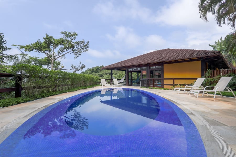 Casa à venda no Condomínio Iporanga com 7 suítes e vista para o mar, a apenas 150 metros da praia