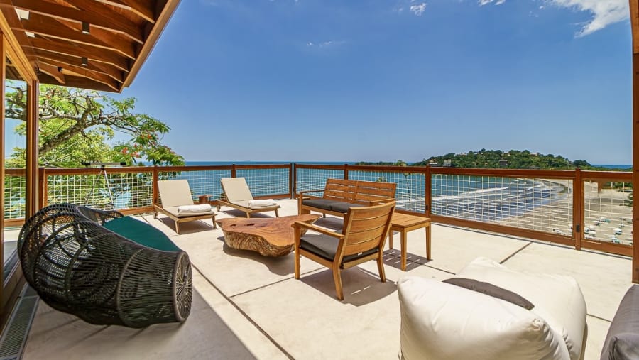 Casa nova no Condominio Iporanga com linda vista para o mar para locação anual
