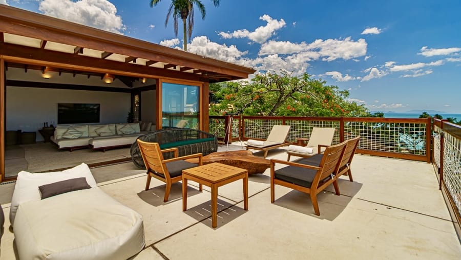Casa nova no Condominio Iporanga com linda vista para o mar para locação anual