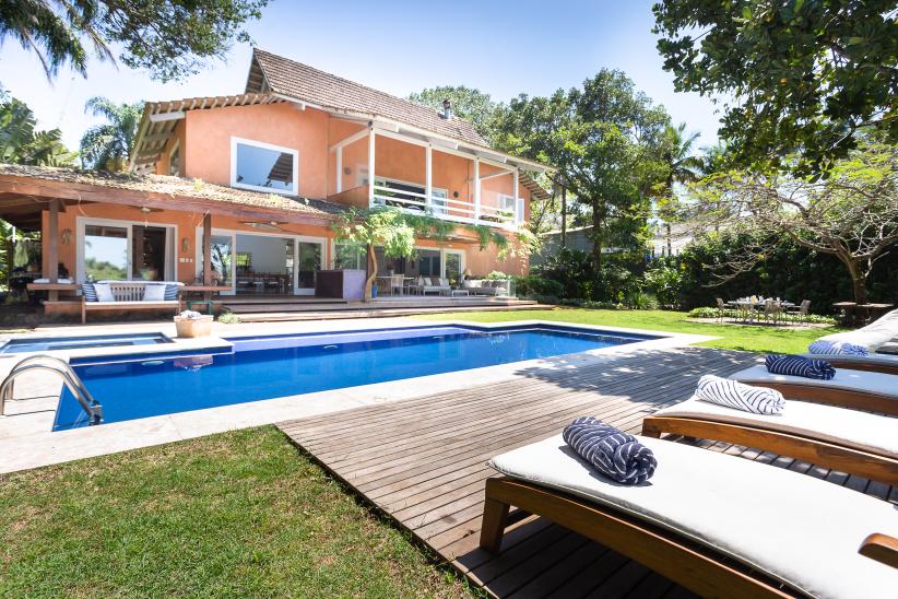 🌴🌊 Bem-vindo à sua casa dos sonhos no Condomínio Iporanga, Guarujá! 🏡✨