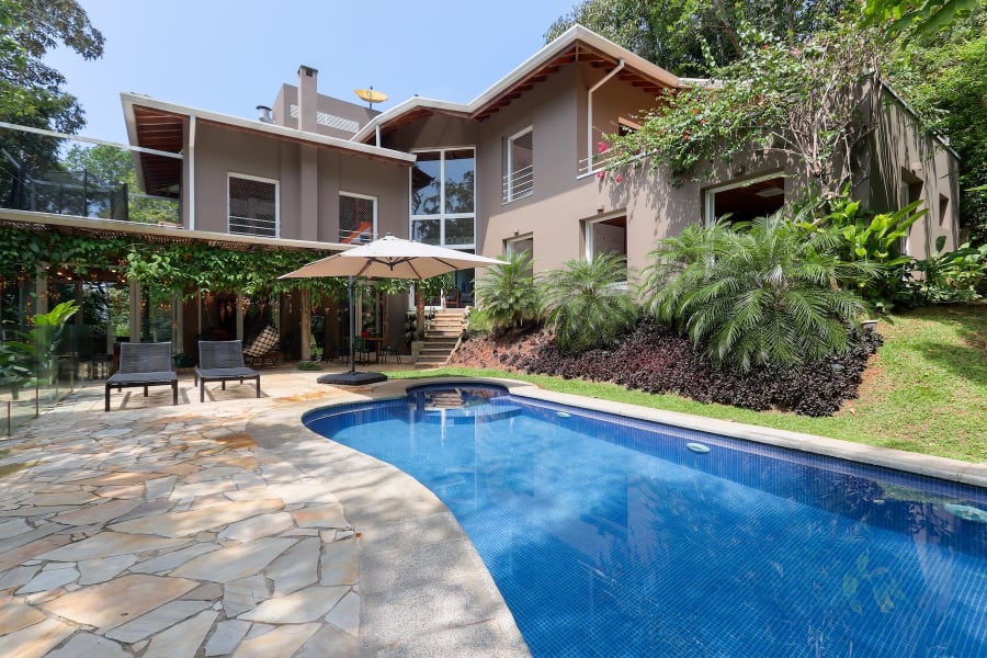 🏠 Apresentando uma Casa cheia de charme à Venda no Condomínio Iporanga. 🏖️🏄‍♂️