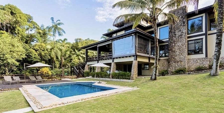 Refúgio na Mata Atlântica – Uma Chácara de Luxo com Vista ao Longe para o Mar em Tijucopava.