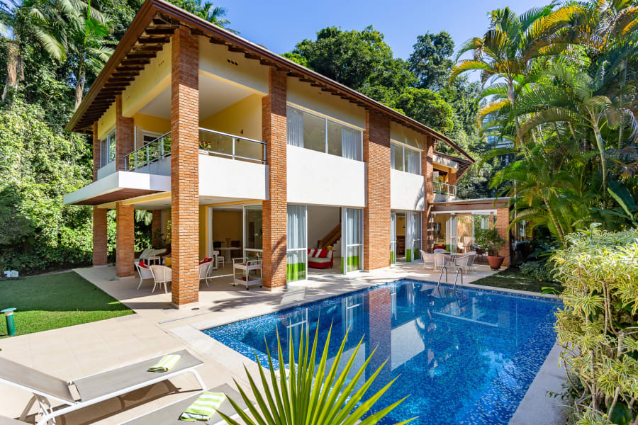 Casa à venda em São Pedro – Iluminação natural, conforto e integração com a natureza no litoral paulista