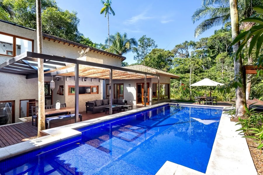 Casa à venda no Condomínio Sítio São Pedro, Guarujá – exclusividade, natureza e conforto.