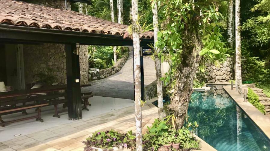 Casa à Venda para Retrofit no Condomínio São Pedro com Vista para o Mar e Terreno Amplo Desmatado