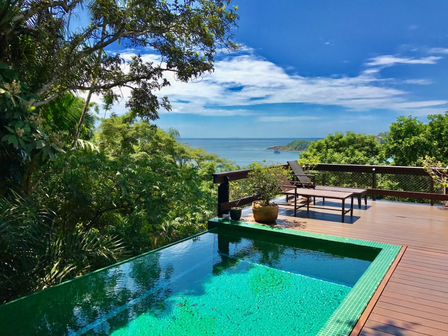 Casa à Venda no Condomínio Iporanga Guarujá – Vista Total para o Mar