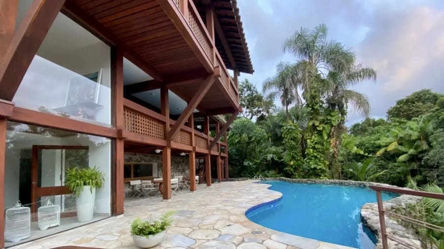 Casa à Venda no Condomínio Iporanga Guarujá – 50 m da Praia e Vista para o Mar