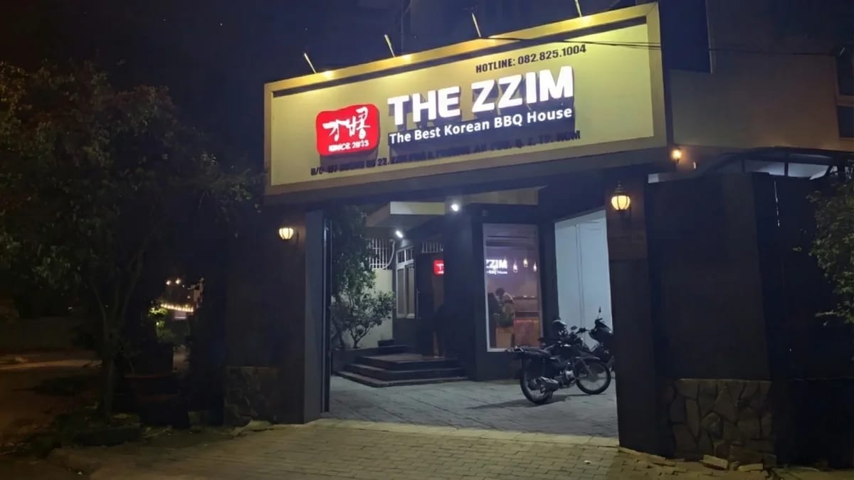 호치민 2군 안푸에 위치한 The Zzim(더찜) 매장 외관. 한적한 공원 앞의 편안한 공간에서 서울의 그 맛 그대로를 경험할 수 있는 프리미엄 다이닝 공간