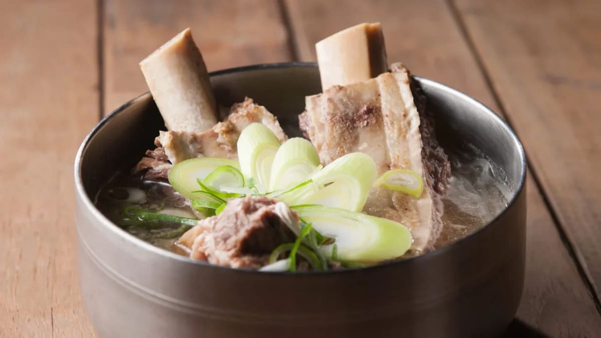 더찜의 시그니처 메뉴 대왕갈비탕 - 뚝배기를 넘칠 듯 꽉 채운 거대한 소갈빗대와 진한 국물 (Giant Galbitang)