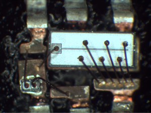 Wire bonds on top of MOSFET