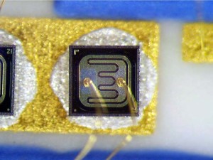 transistor with base to emitter contacts