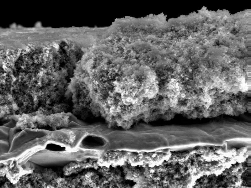 aluminum metal between aluminum oxide