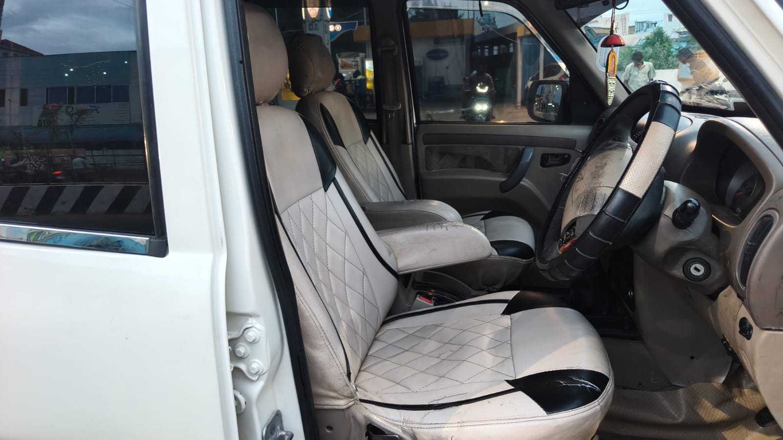 2012 Mahindra Scorpio VLX 7