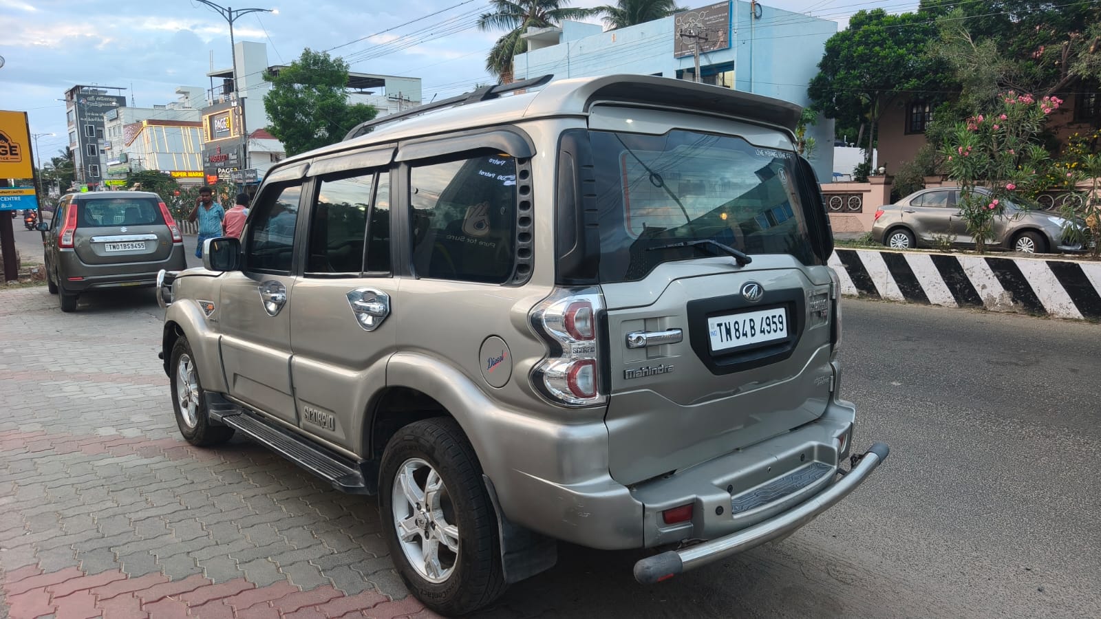 2015 Mahindra Scorpio S10 3