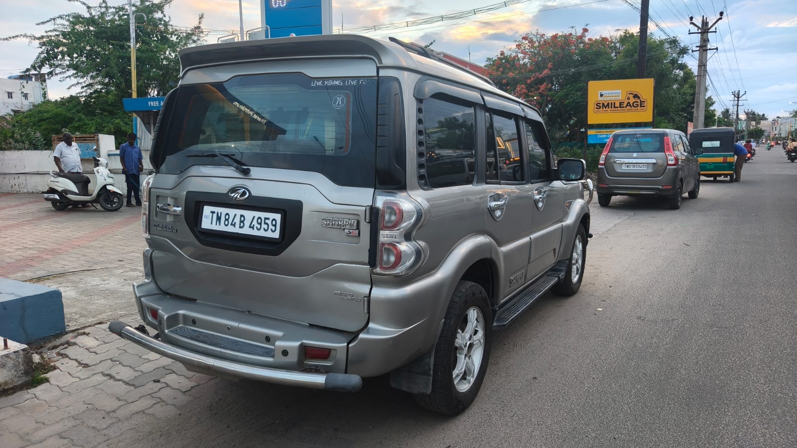 2015 Mahindra Scorpio S10 5