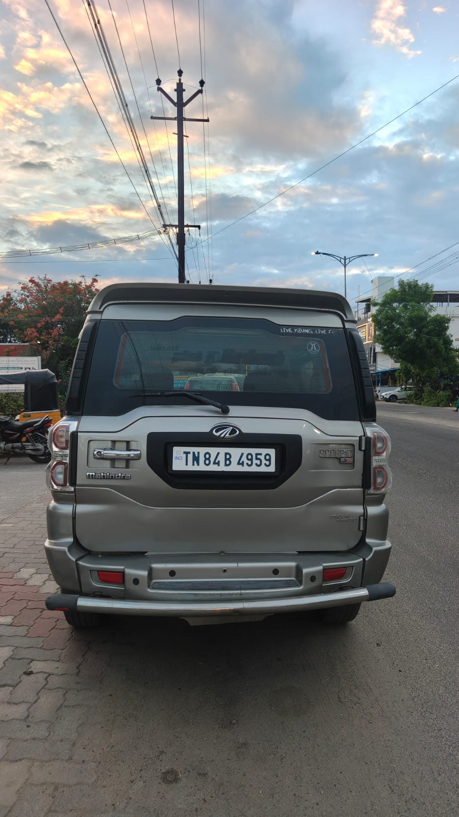 2015 Mahindra Scorpio S10 4