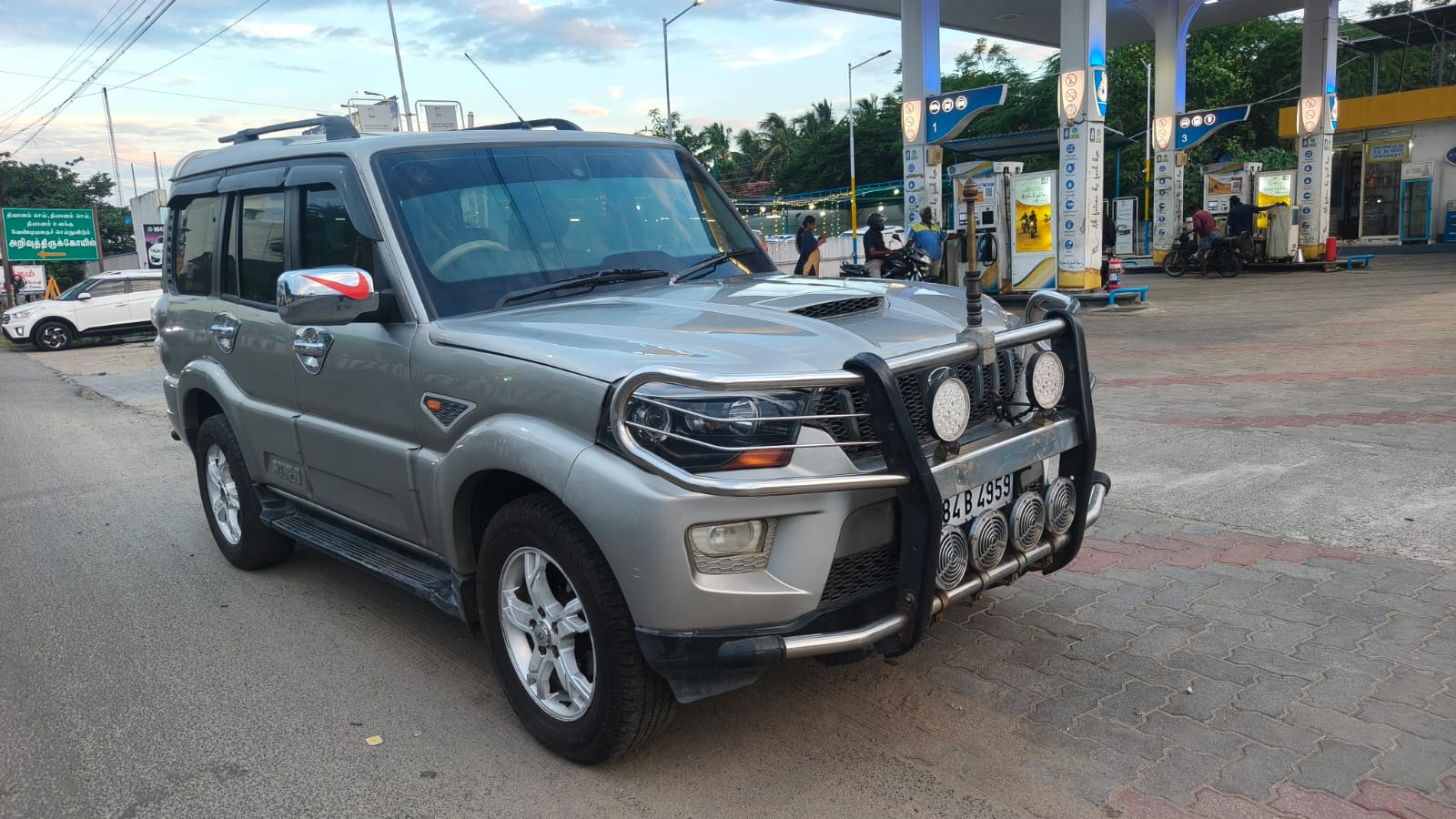 2015 Mahindra Scorpio S10 6