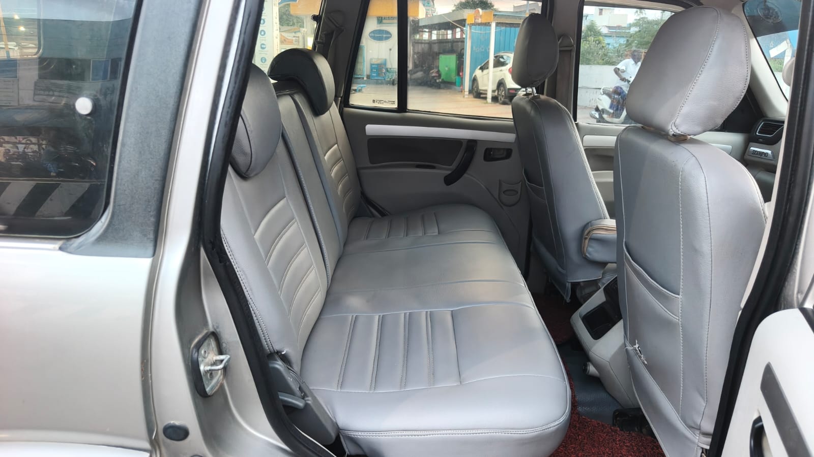 2015 Mahindra Scorpio S10 8