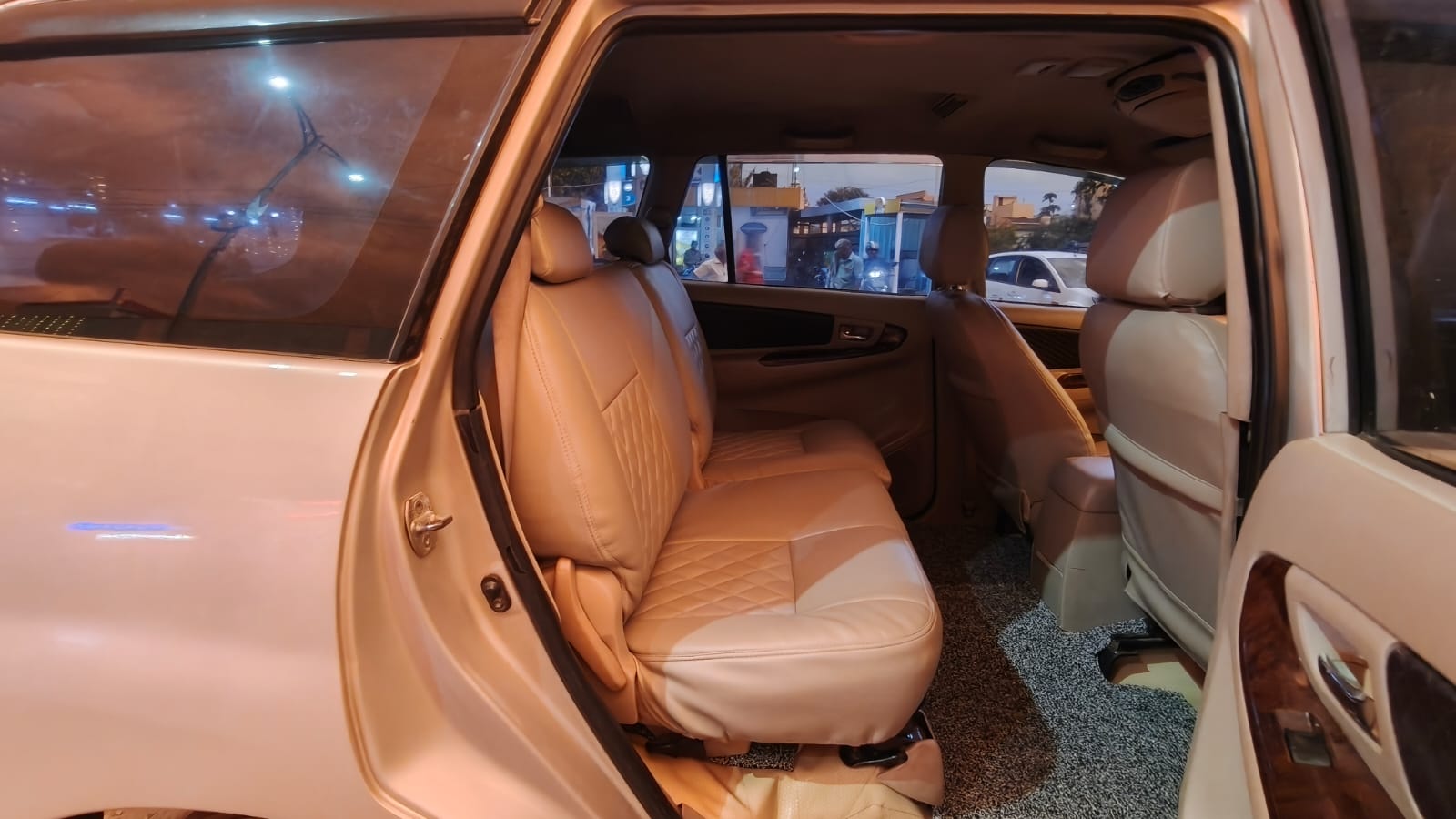 2012 Toyota Innova V 12