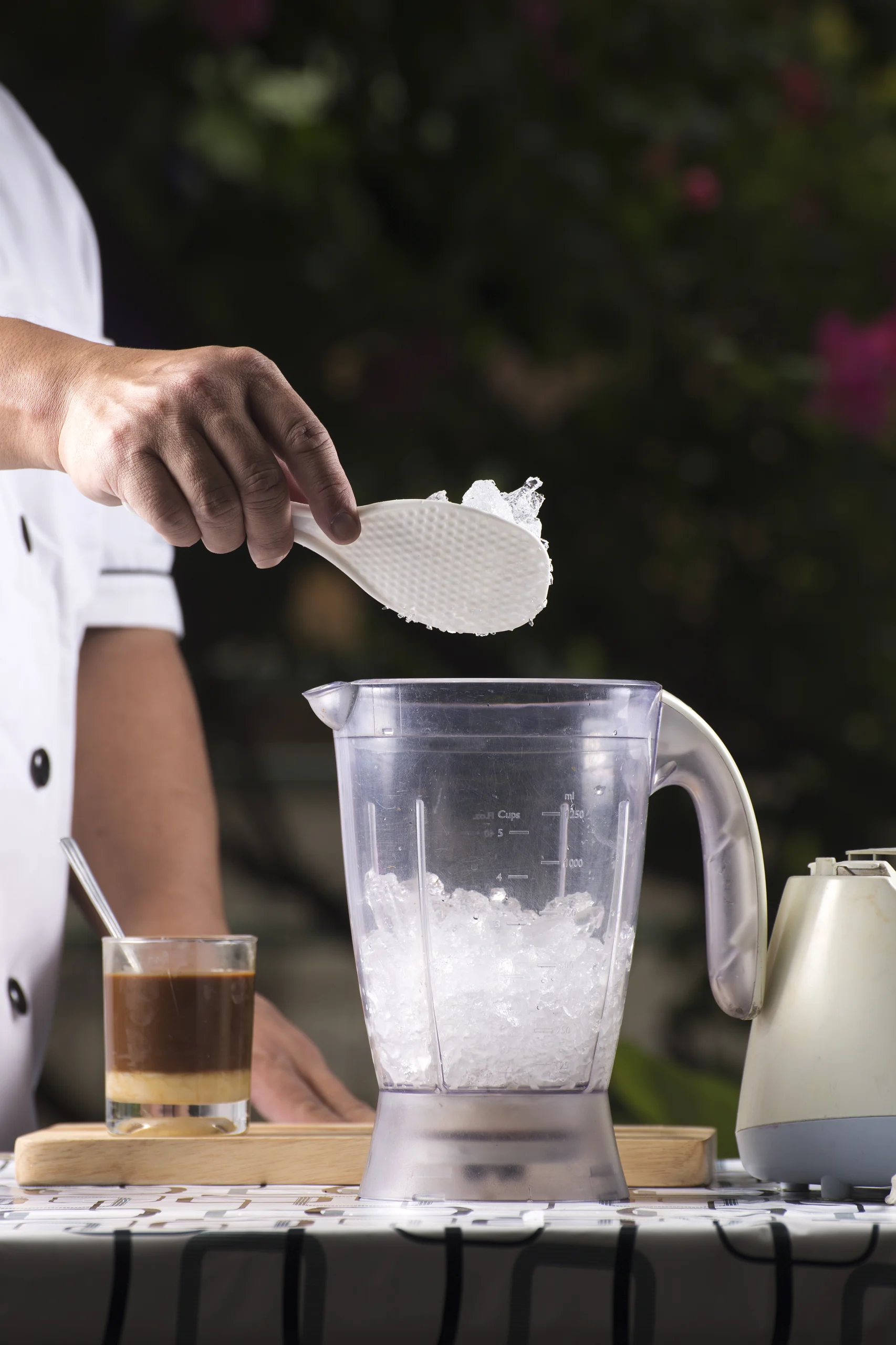 How to crush ice, How to crush ice at home using blender or food processor, Crushed ice cubes