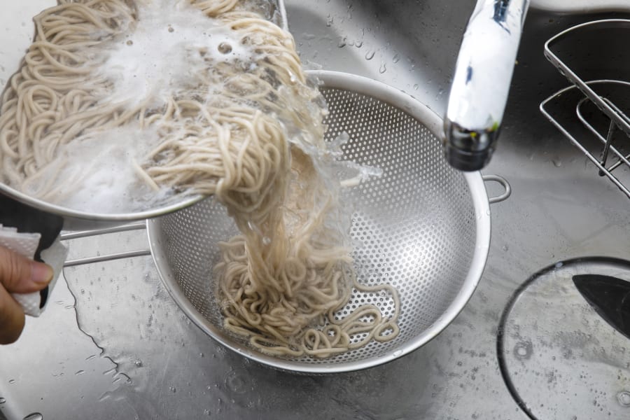 Boil the soba noodles, chill them in water, and soak them in soy sauce soup stock to eat.