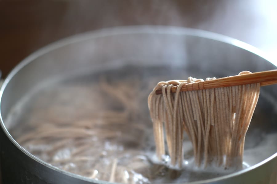 Soba, steam, boiled, soba, toshikoshi soba, soba, warm, hot, soup stock, pouring, kake soba