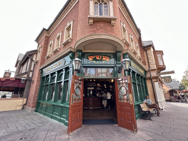 Rose & Crown Pub Image