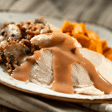 Dinde Rôtie, Sauce et Garniture, servi avec Patates Douces Image