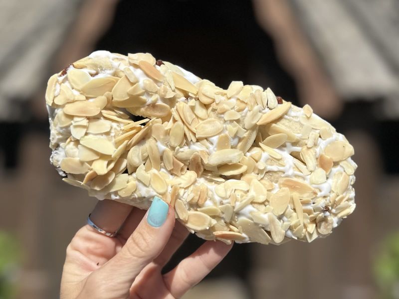 Norwegian Kringla with Almonds Image