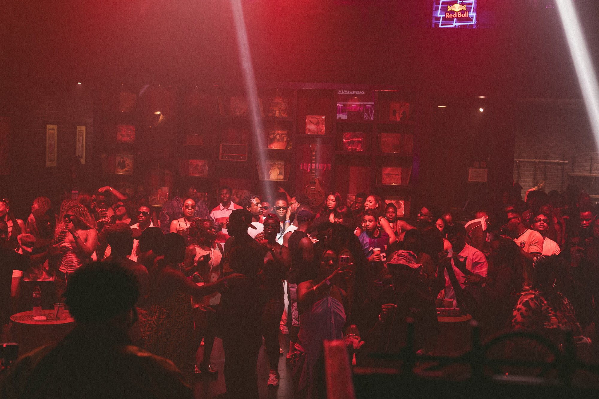 A full room at Hard Rock Cafe under red light, Tempo Vol. 05