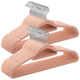SONGMICS Percha de Terciopelo - Juego de 50 Unidades Antideslizantes con Barra para Corbata y Gancho Negro - Ahorro de Espacio - 43,5 cm - Rosa Claro y Plata
