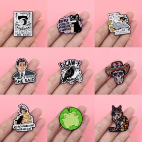Alfileres esmaltados de gato de dibujos animados, broches con citas de oficina, insignia, Pin de solapa para mochila, accesorios de ropa, joyería creativa, regalos de cumpleaños
